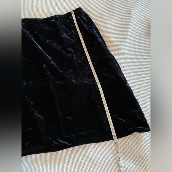 NWOT Handmade black crushed velvet fully lined a-line skirt. Size 8 to 10. - Picture 6 of 17